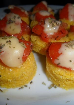 Una foto de Canapés de polenta criolla