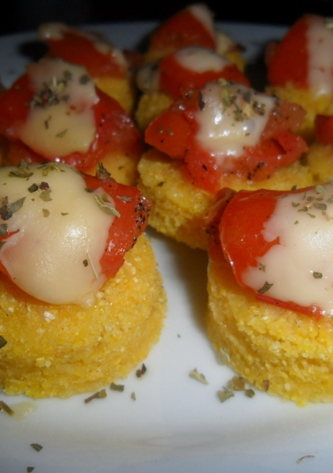 Una foto de Canapés de polenta criolla