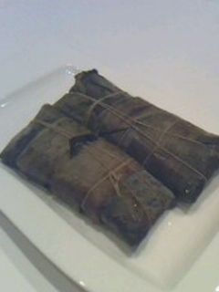 Una foto de Pastel en hojas con guineos verdes (Juan)