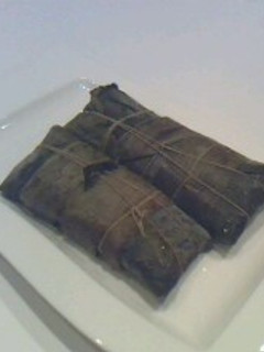 Una foto de Pastel en hojas con guineos verdes (Juan)