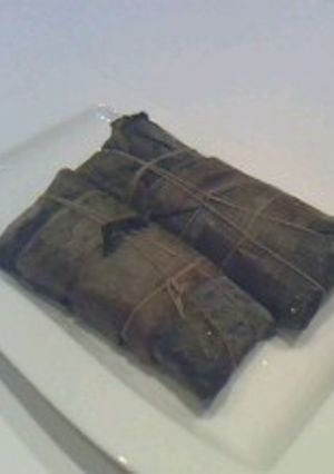 Una foto de Pastel en hojas con guineos verdes (Juan)