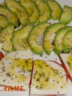 Una foto de Ensalada de tomates con aguacate