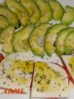 Una foto de Ensalada de tomates con aguacate