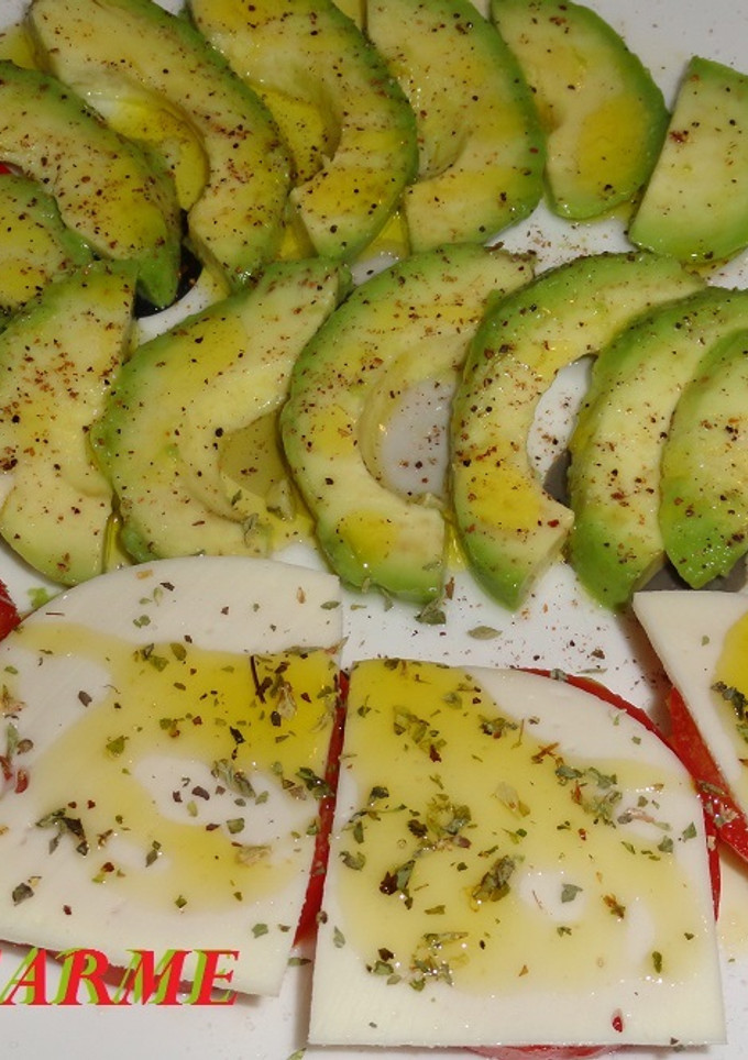Una foto de Ensalada de tomates con aguacate