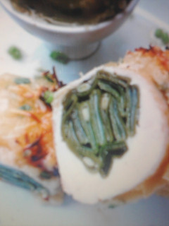 Una foto de Pechuga de pollo rellena de judías verdes al horno