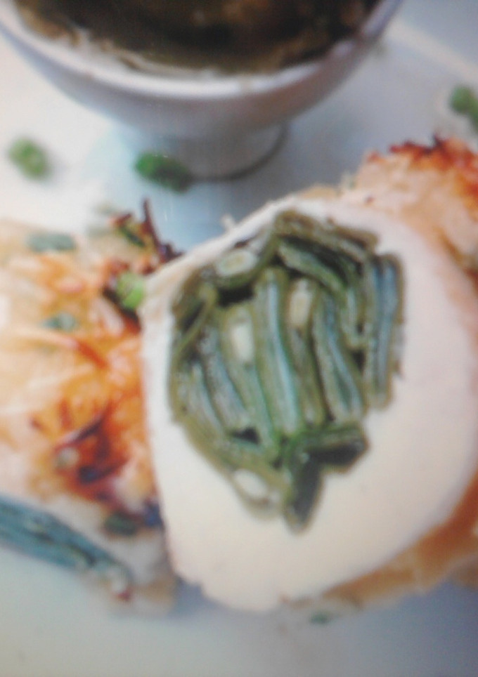 Una foto de Pechuga de pollo rellena de judías verdes al horno