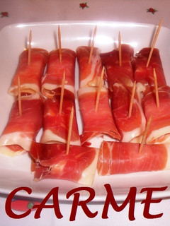 Una foto de Pinchitos de jamón serrano y queso