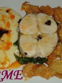Una foto de Merluza con cremoso de patatas y acelgas a la diávola