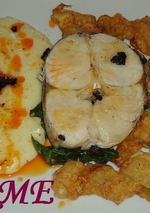 Una foto de Merluza con cremoso de patatas y acelgas a la diávola