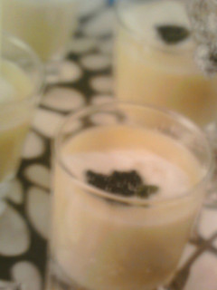 Una foto de Chupitos de crema de ajo con caviar