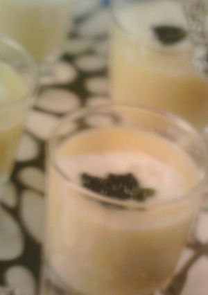 Una foto de Chupitos de crema de ajo con caviar
