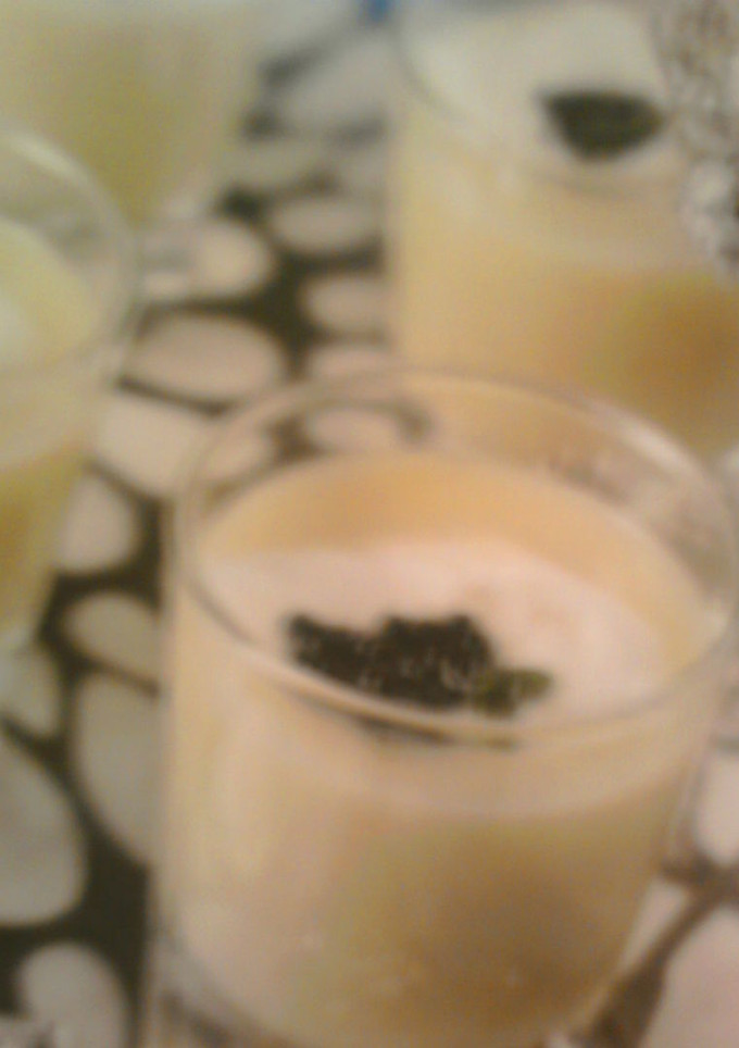 Una foto de Chupitos de crema de ajo con caviar