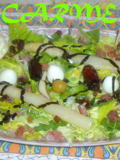 Una foto de Ensalada completa con medallones de queso de cabra