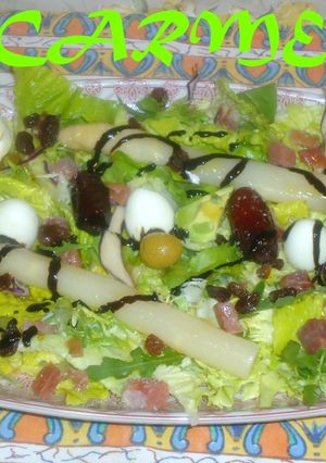 Una foto de Ensalada completa con medallones de queso de cabra