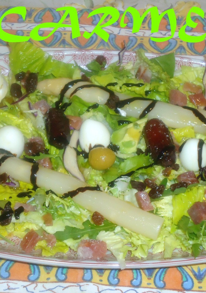 Una foto de Ensalada completa con medallones de queso de cabra