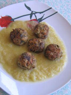 Una foto de Albóndigas de Tofu, con setas y algas en salsa de puerros
