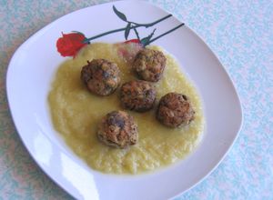 Una foto de Albóndigas de Tofu, con setas y algas en salsa de puerros