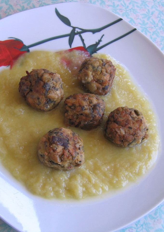 Una foto de Albóndigas de Tofu, con setas y algas en salsa de puerros