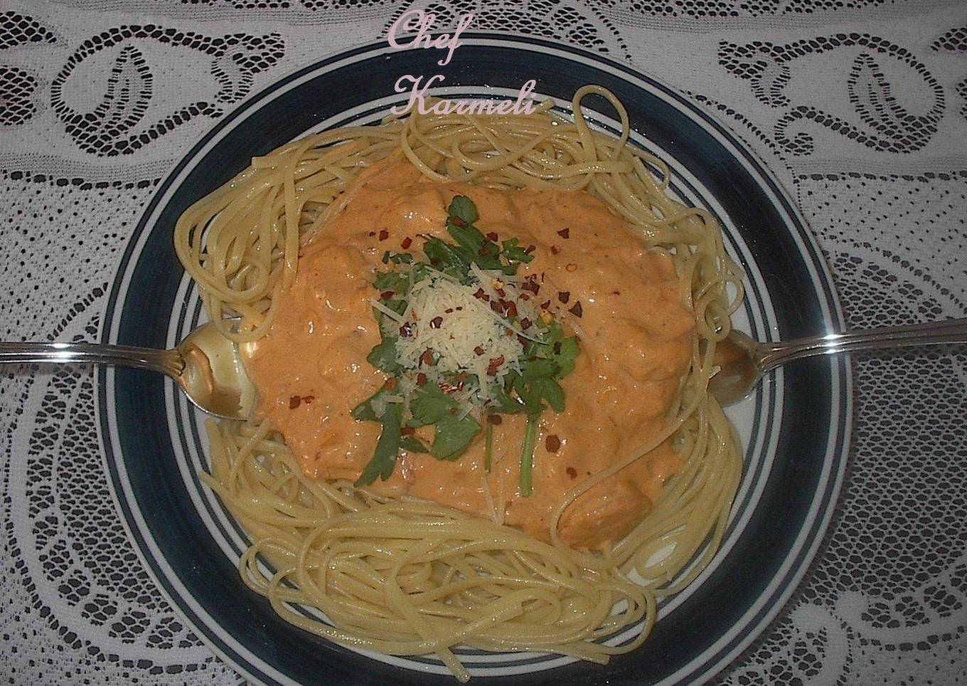 Gambas con pasta en salsa de queso picante al vino blanco<br />