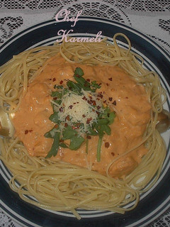 Una foto de Gambas con pasta en salsa de queso picante al vino blanco