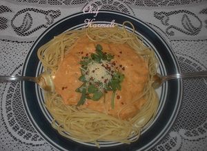 Una foto de Gambas con pasta en salsa de queso picante al vino blanco