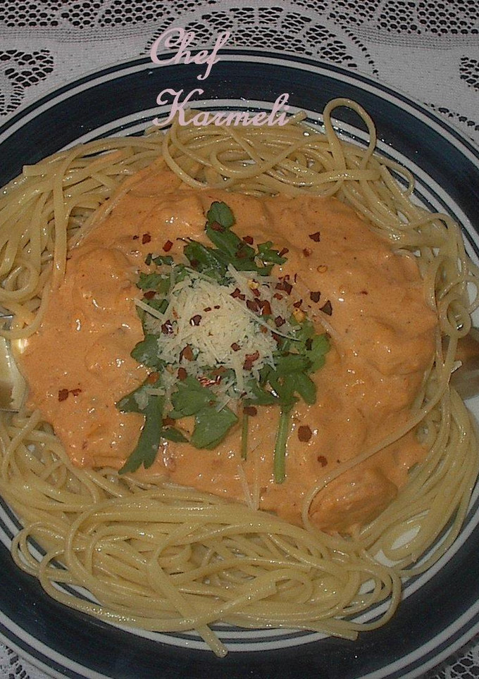Una foto de Gambas con pasta en salsa de queso picante al vino blanco