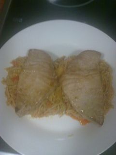 Una foto de Lomo de atún con wok de fideos