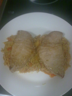 Una foto de Lomo de atún con wok de fideos