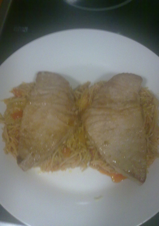 Una foto de Lomo de atún con wok de fideos