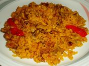 Una foto de paella de pollo y calamares
