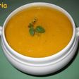 Sopa crema de calabaza roja con calabacin y queso fresco