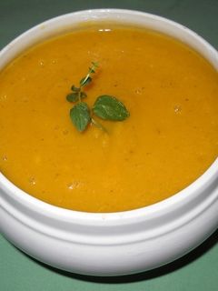 Una foto de Sopa crema de calabaza roja con calabacin y queso fresco