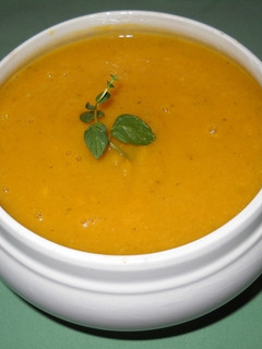 Una foto de Sopa crema de calabaza roja con calabacin y queso fresco