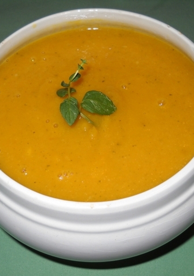 Una foto de Sopa crema de calabaza roja con calabacin y queso fresco