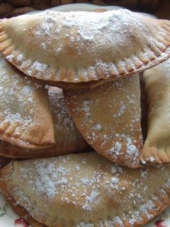 Una foto de Empanadillas rellenas de crema de boniato (batata) y almendras