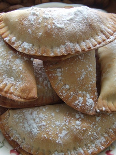 Una foto de Empanadillas rellenas de crema de boniato (batata) y almendras