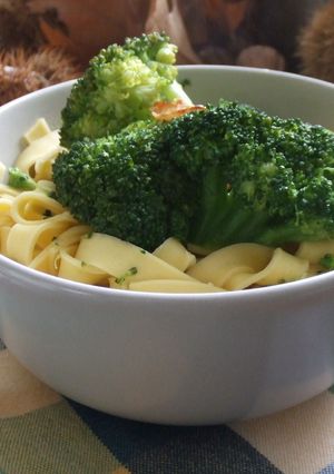 Una foto de Tagliatelli con brécol