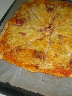 Una foto de Pizza con tortilla, jamón y queso