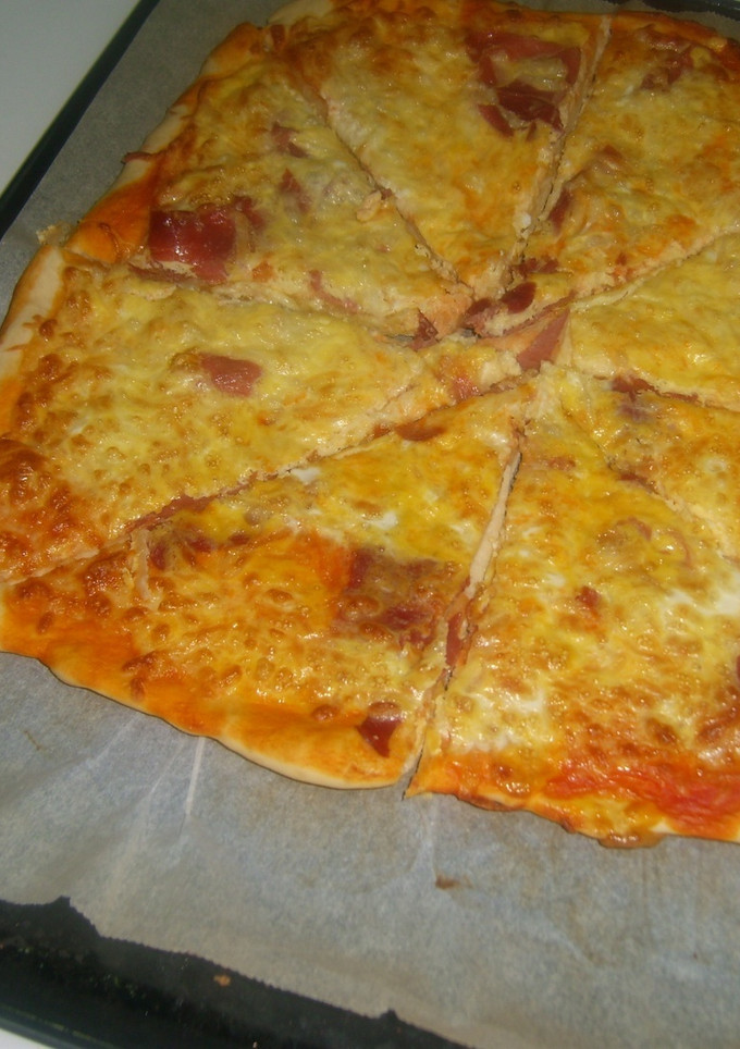 Una foto de Pizza con tortilla, jamón y queso