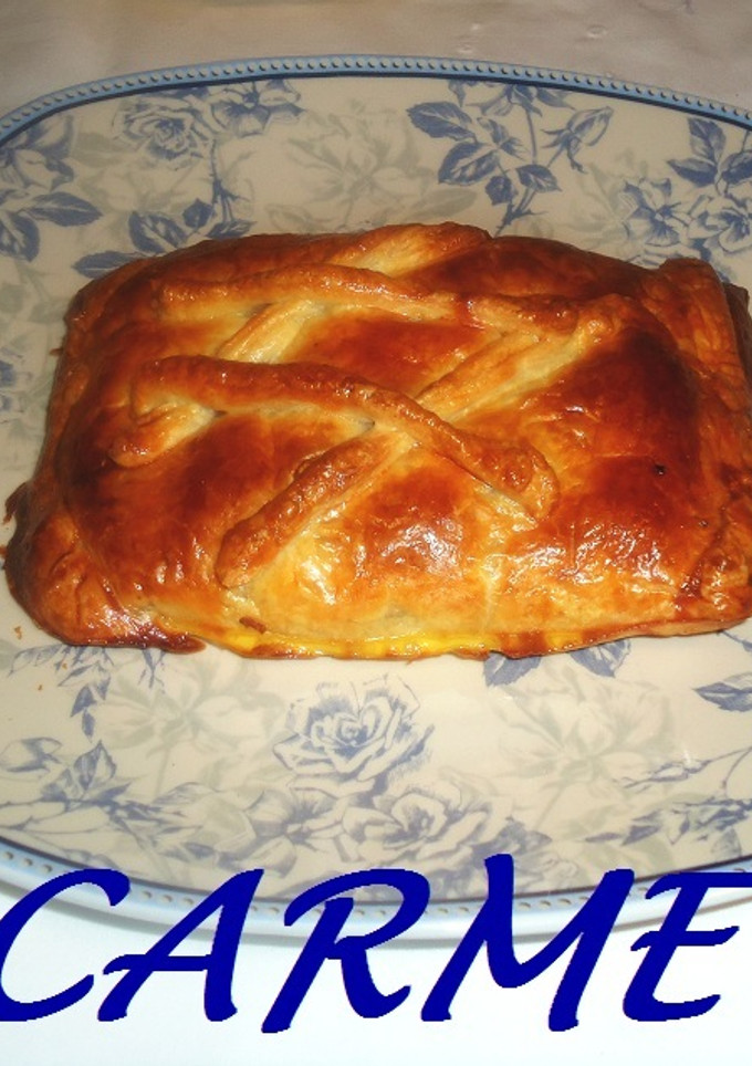 Una foto de Empanadas de pollo, embutidos y queso