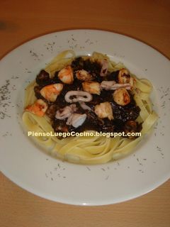 Una foto de Tagliatelles con chipirones y langostinos