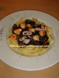Una foto de Tagliatelles con chipirones y langostinos