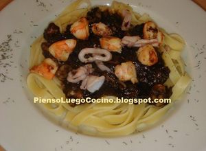 Una foto de Tagliatelles con chipirones y langostinos