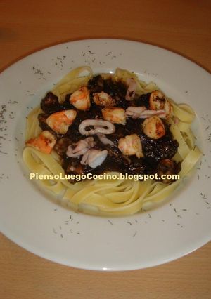 Una foto de Tagliatelles con chipirones y langostinos