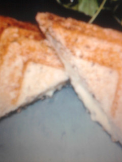 Una foto de Croque Monsieur de pera con roquefort