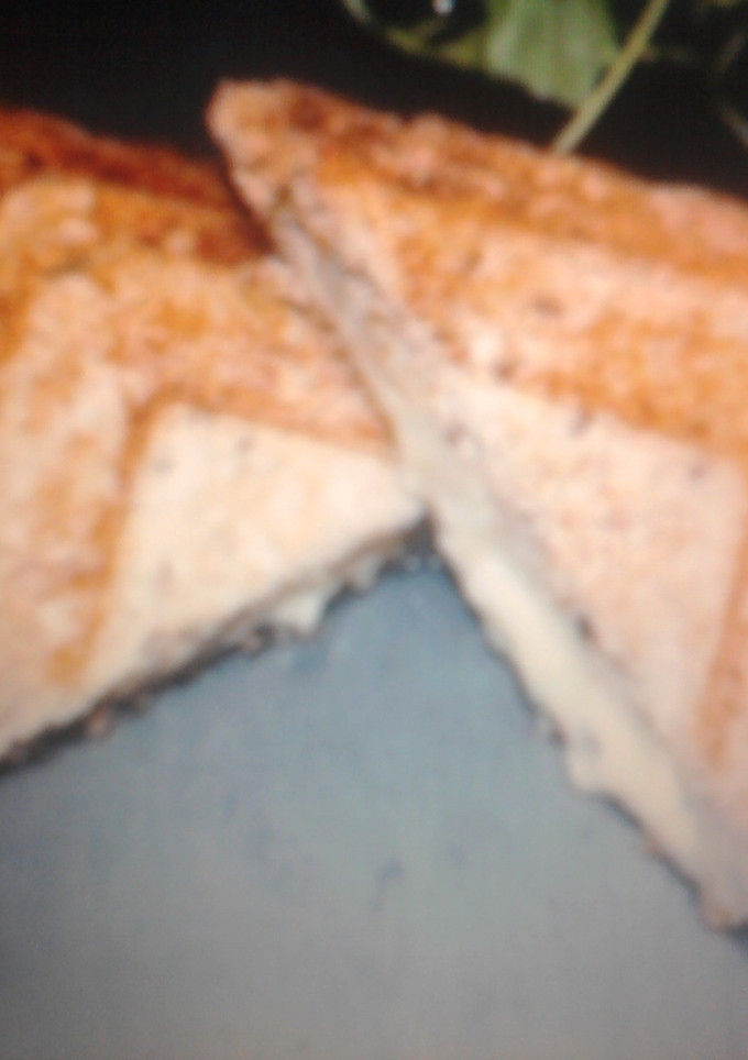 Una foto de Croque Monsieur de pera con roquefort