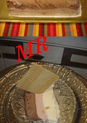 Una foto de Helado de tres gustos (chocolate, fresa y nata)