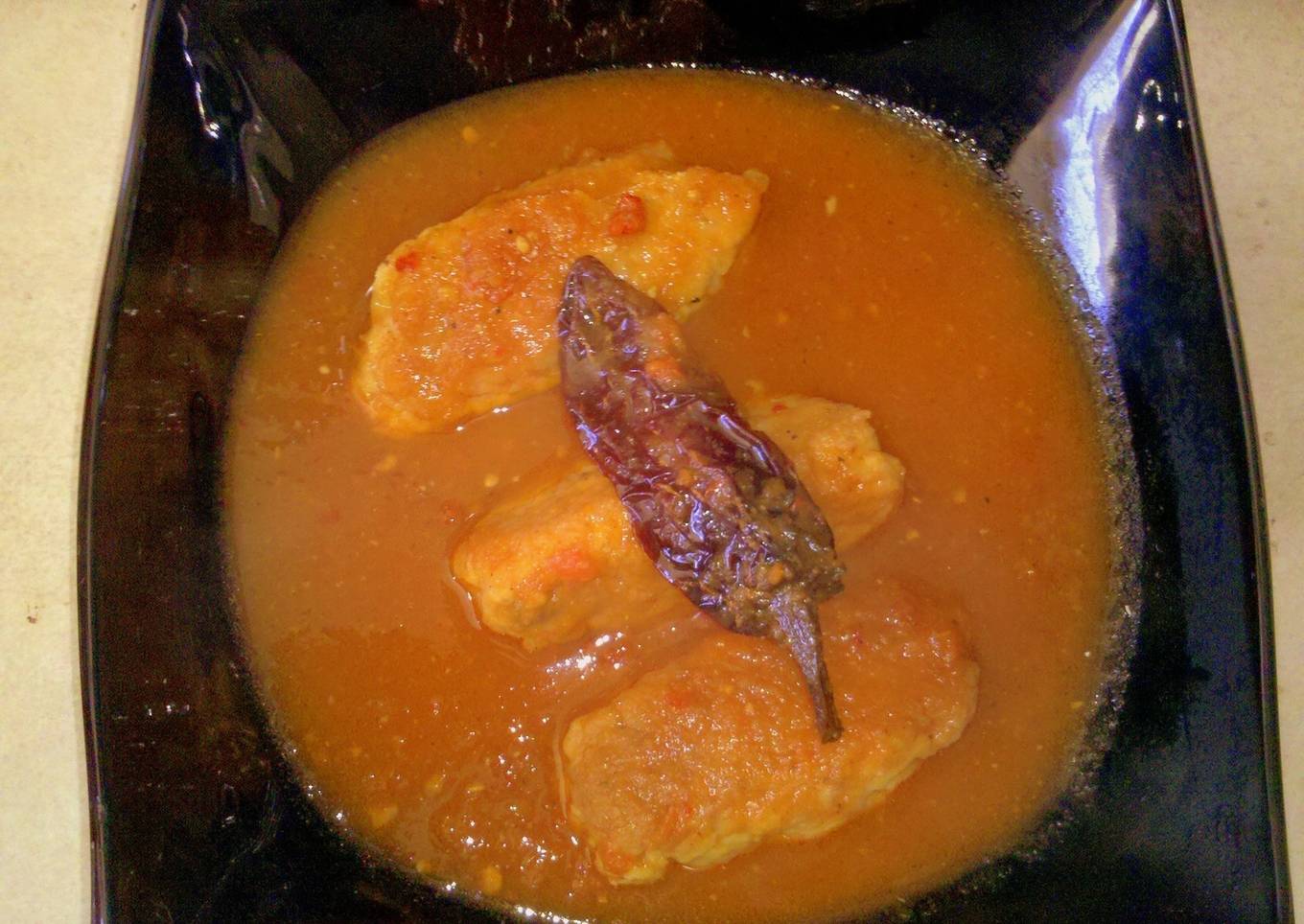 Croquetas de atún en caldillo de chipotle