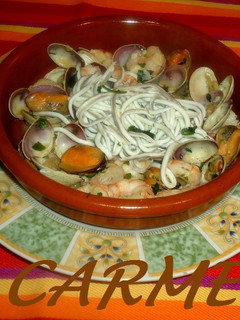 Una foto de Cazuelita de anguriñas, gambas, almejas y mejillones