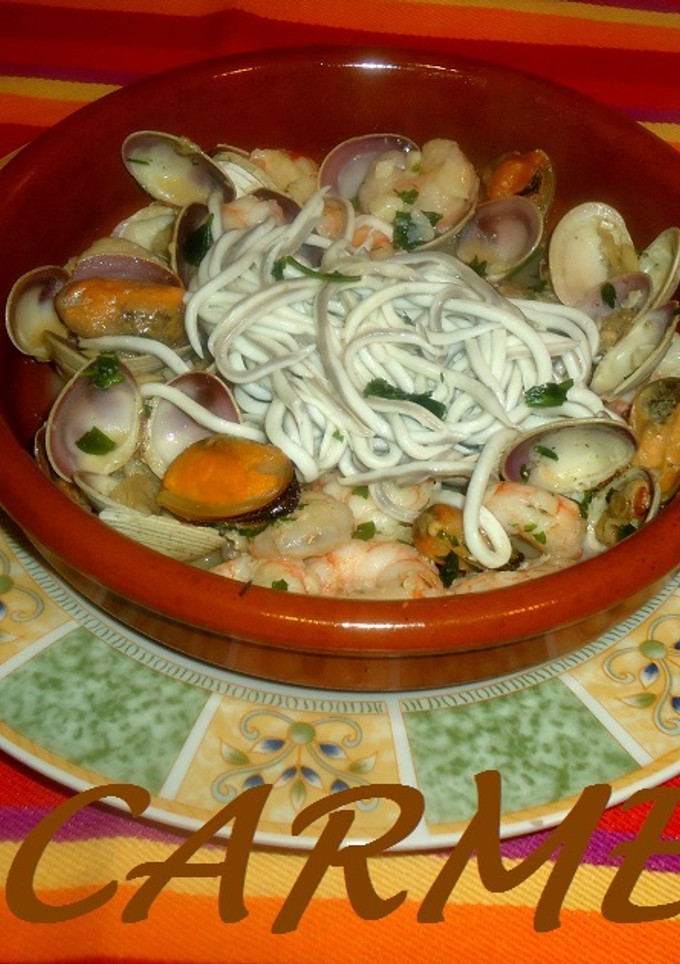 Una foto de Cazuelita de anguriñas, gambas, almejas y mejillones